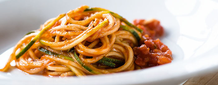 Zucchini-Spaghetti mit San Marzano Tomaten